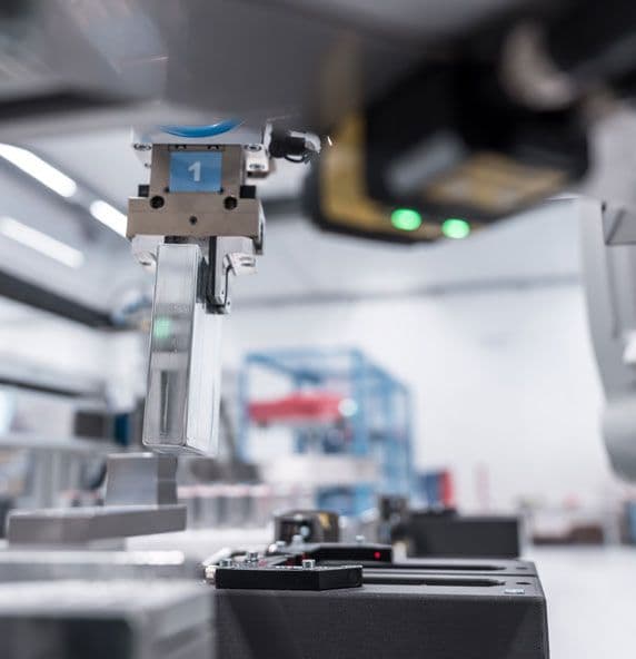 Die einzelnen Batteriezellen werden vor der weiteren Verarbeitung erfasst und vermessen.